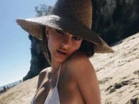 Emily Ratajkowski frywolnie w bikini pod palmami